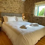 Traditional Stone House 別荘