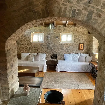 Feriehus Traditional Stone House