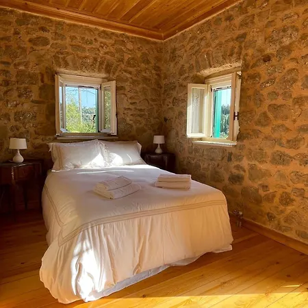 Feriehus Traditional Stone House *